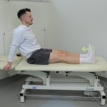 Vaja za izboljšanje gibljivosti kolena v sedečem položaju kot del priprave na operacijo kolena.