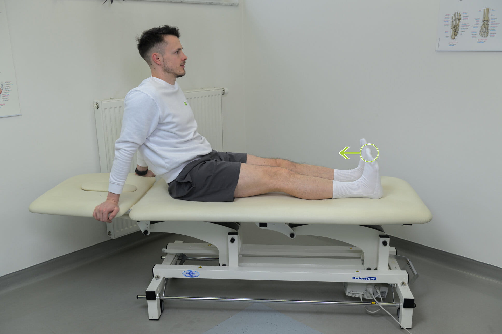 Vaja za izboljšanje gibljivosti kolena v sedečem položaju kot del priprave na operacijo kolena.